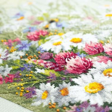 Counted Cross Stitch Kit Daisies and Clover, Magic Needle 510-225